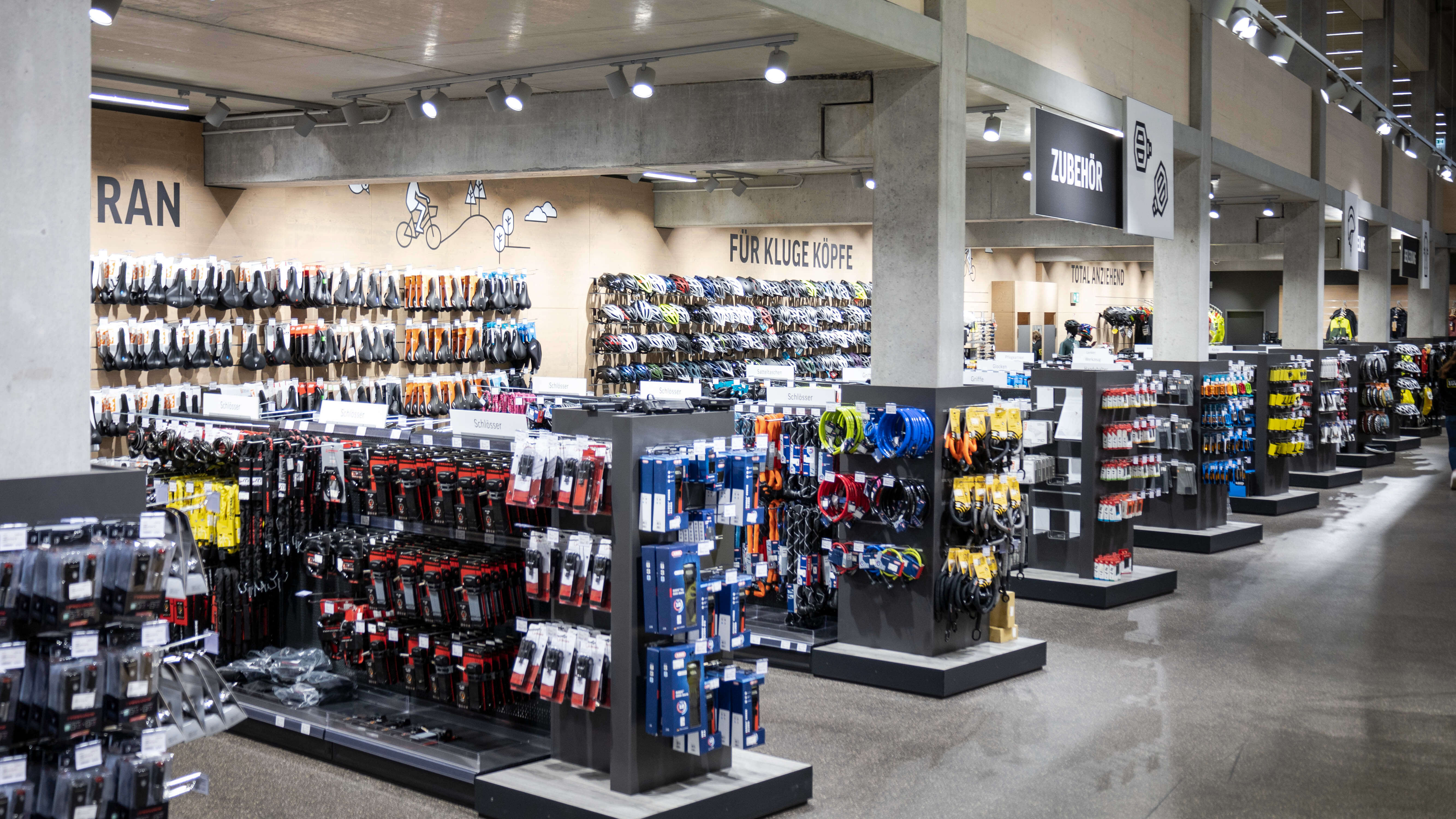 Bekleidung, Ausrüstung und Zubehör bei Lucky Bike Bielefeld