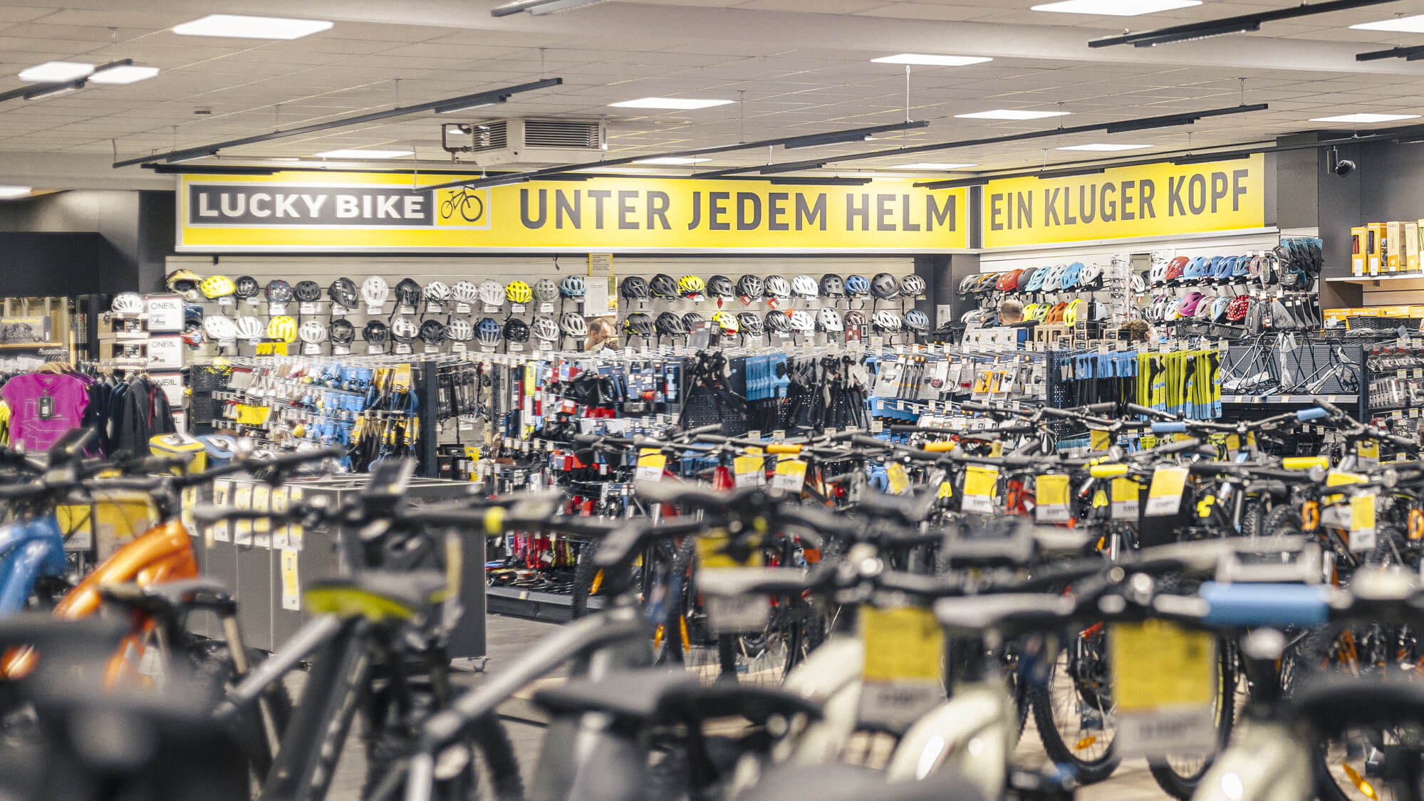 Helmsortiment in der Lucky Bike Filiale Günzburg