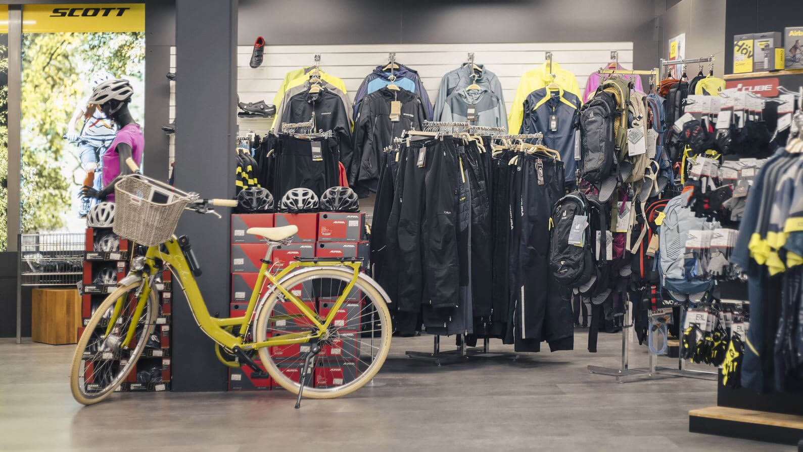 Bekleidungssortiment in der Lucky Bike Filiale Günzburg