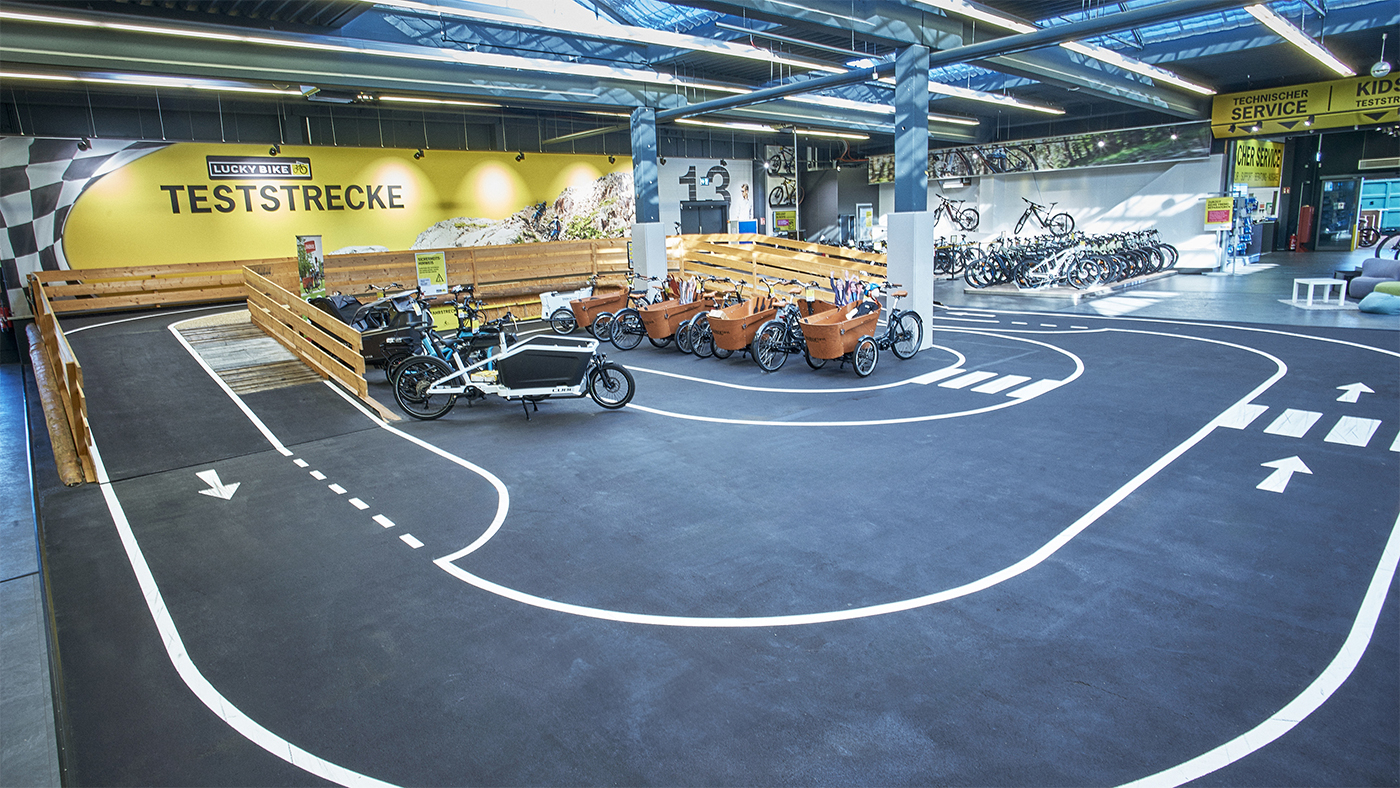 Teststrecke mit Lastenrädern in der Lucky Bike Filiale Landshut