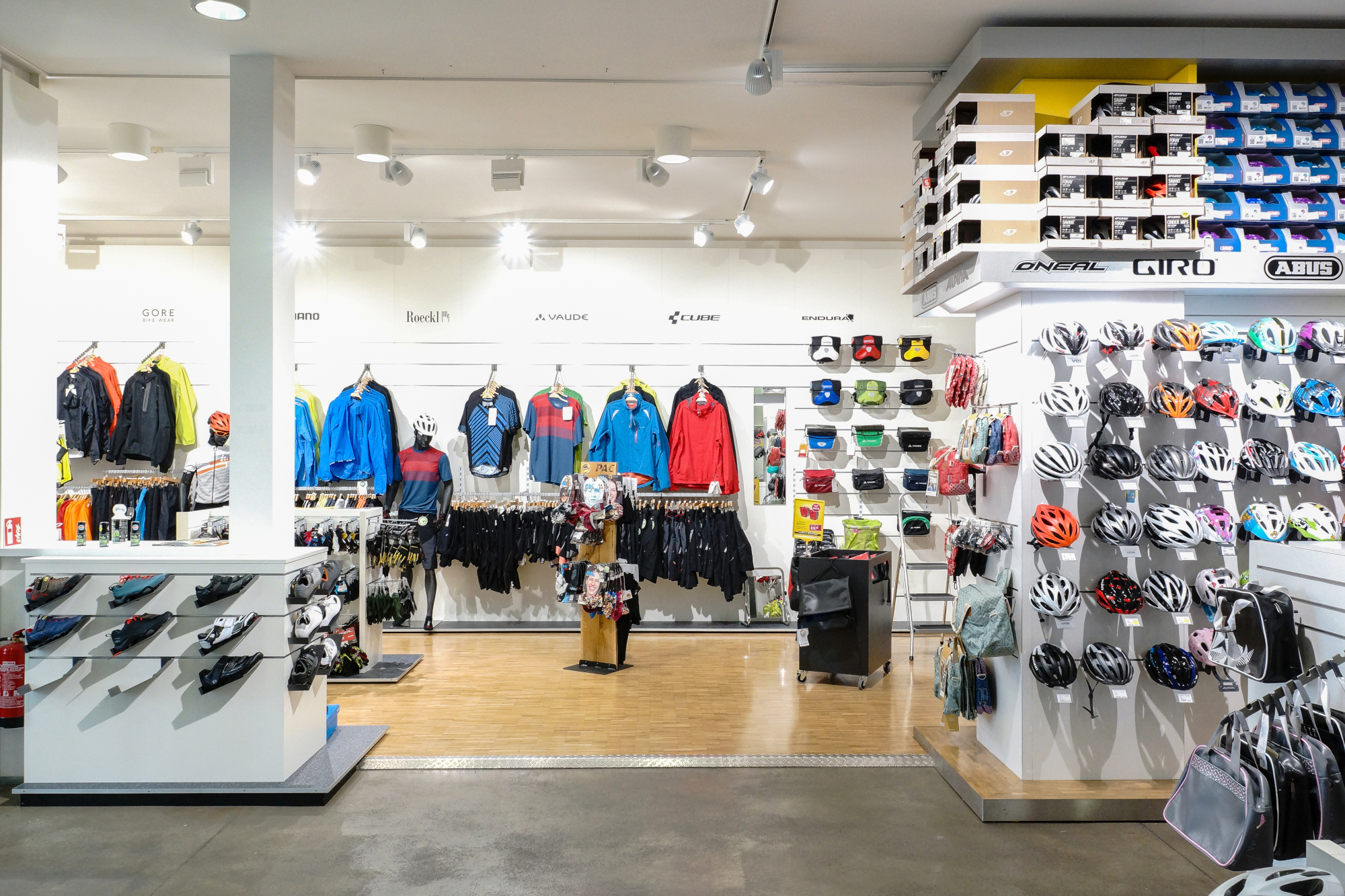 Bekleidungssortiment in der Lucky Bike Filiale Leipzig City