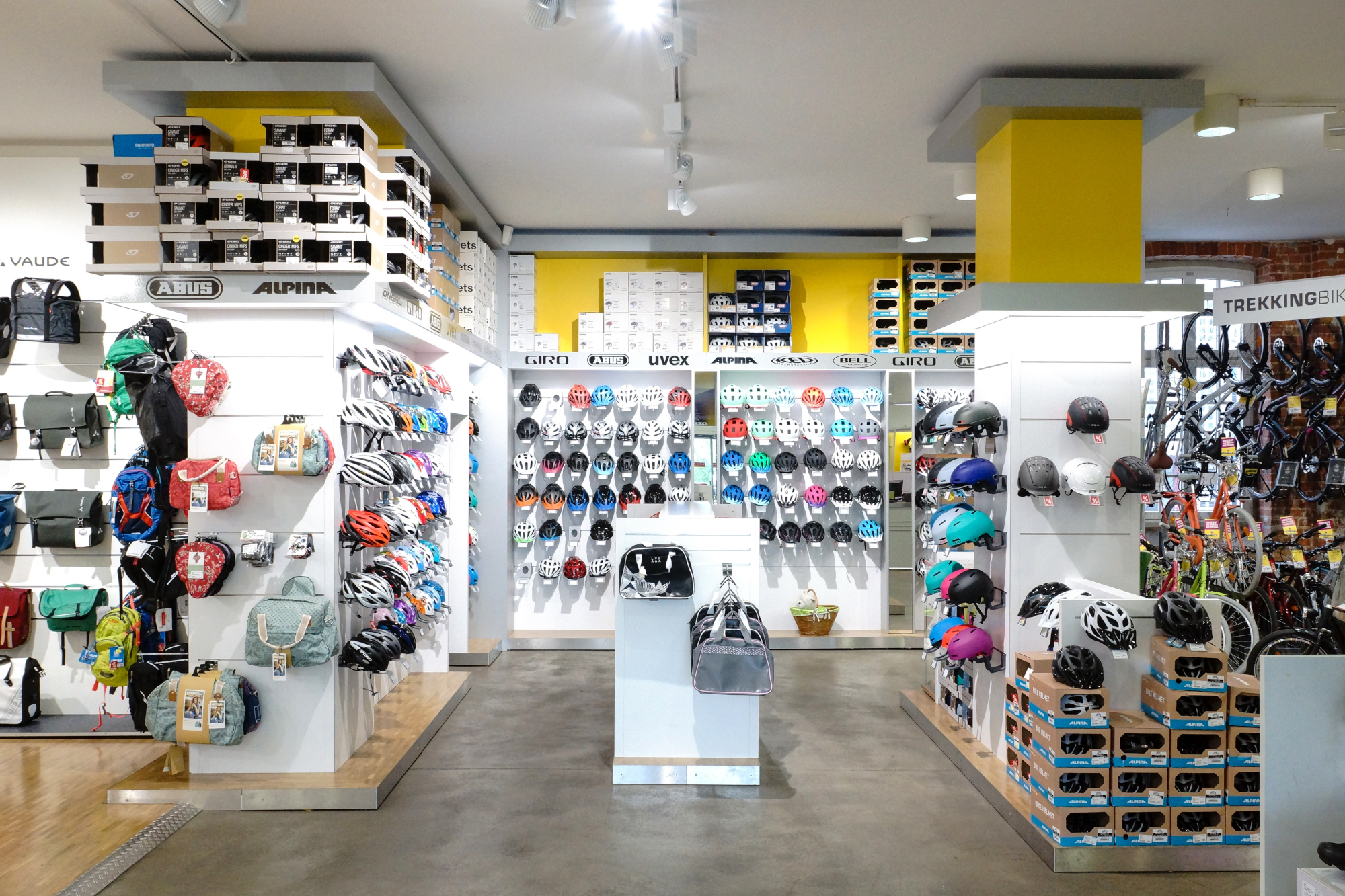 Helmsortiment in der Lucky Bike Filiale Leipzig City