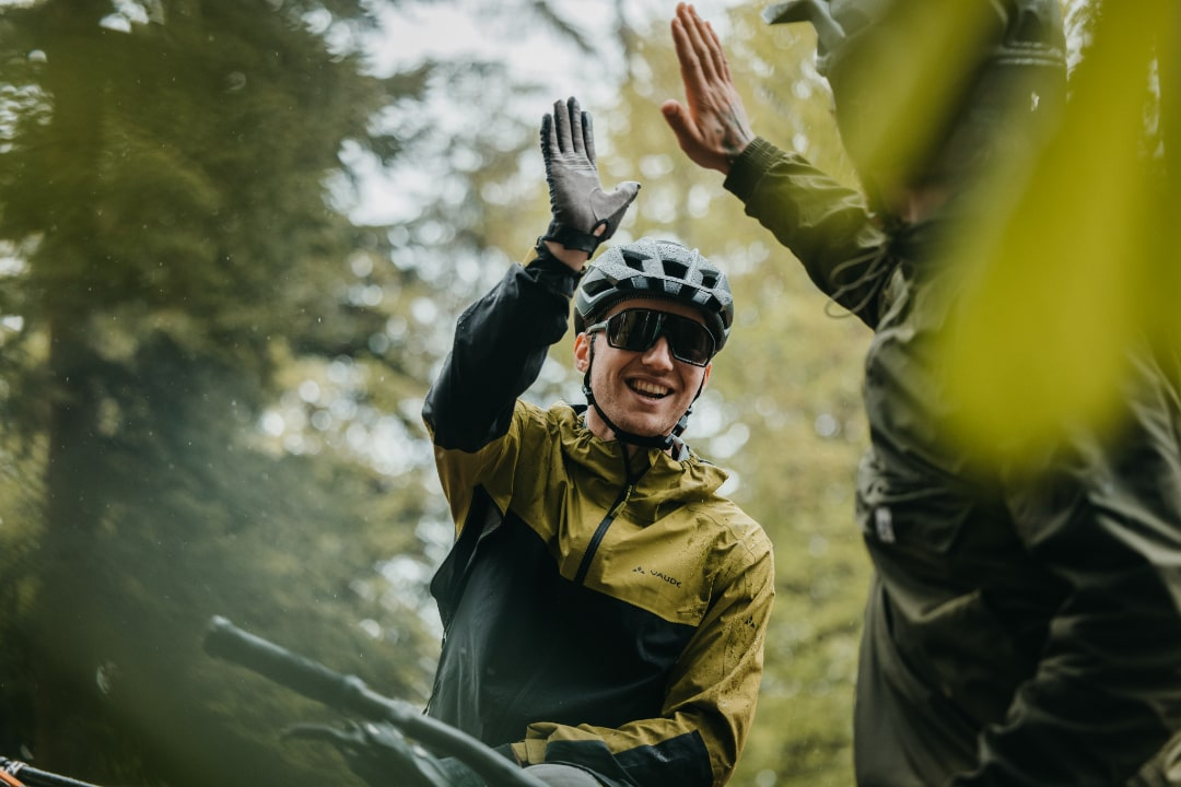 Mountainbiker mit Alpina Helme und Brillen