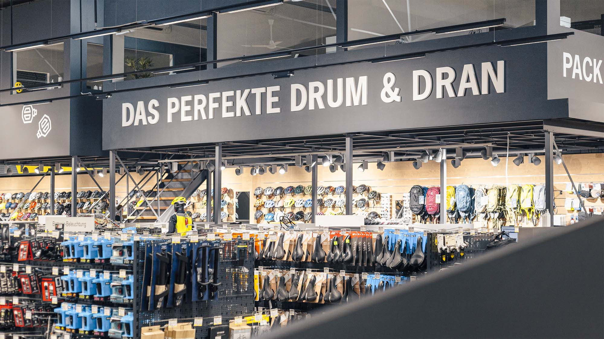 Zubehörsortiment in der Lucky Bike Filiale München Nord