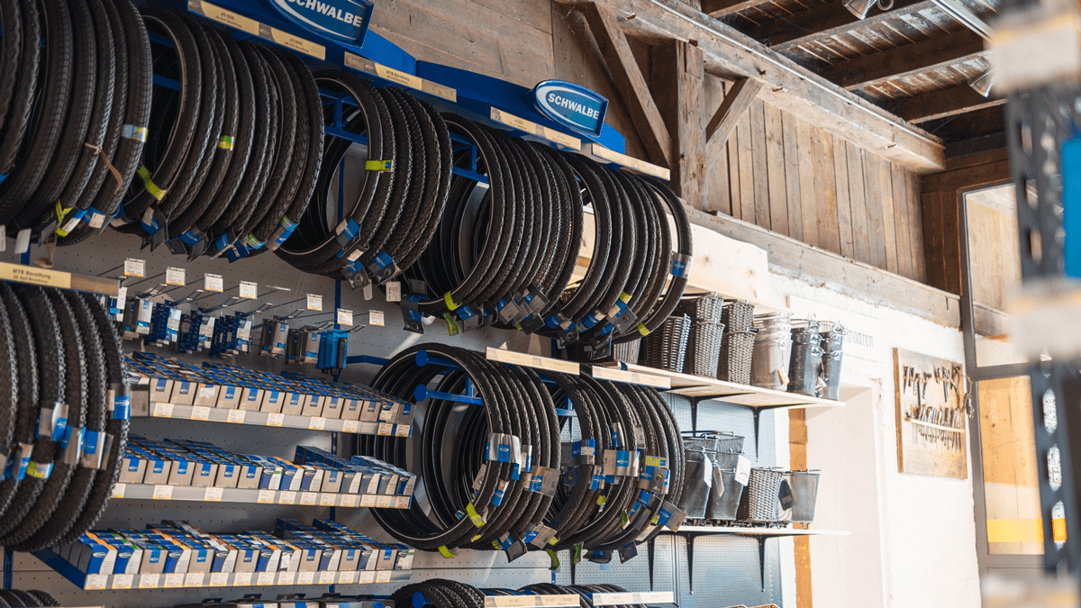 Fahrradreifenauswahl in der Lucky Bike Filiale Steindorf