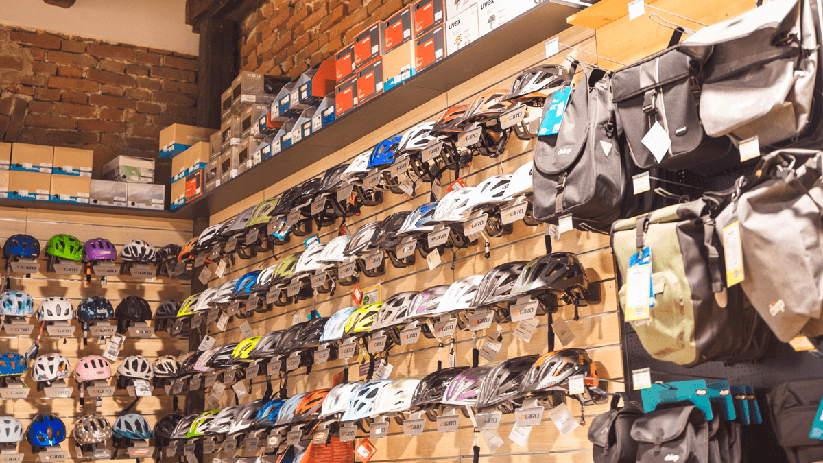 Helmsortiment in der Lucky Bike Filiale Steindorf