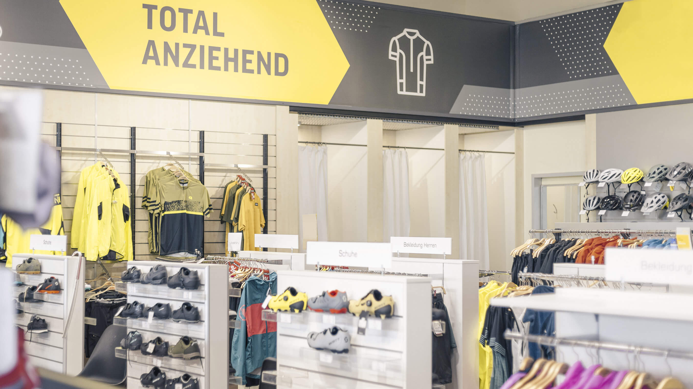 Bekleidungssortiment in der Lucky Bike Filiale Ulm