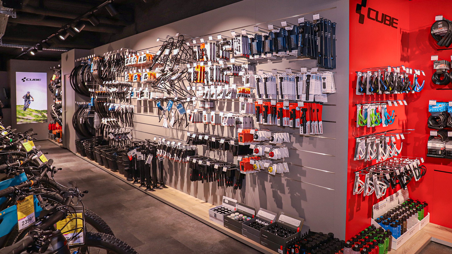 Zubehör-Abteilung im Cube Store Düsseldorf powered by Lucky Bike