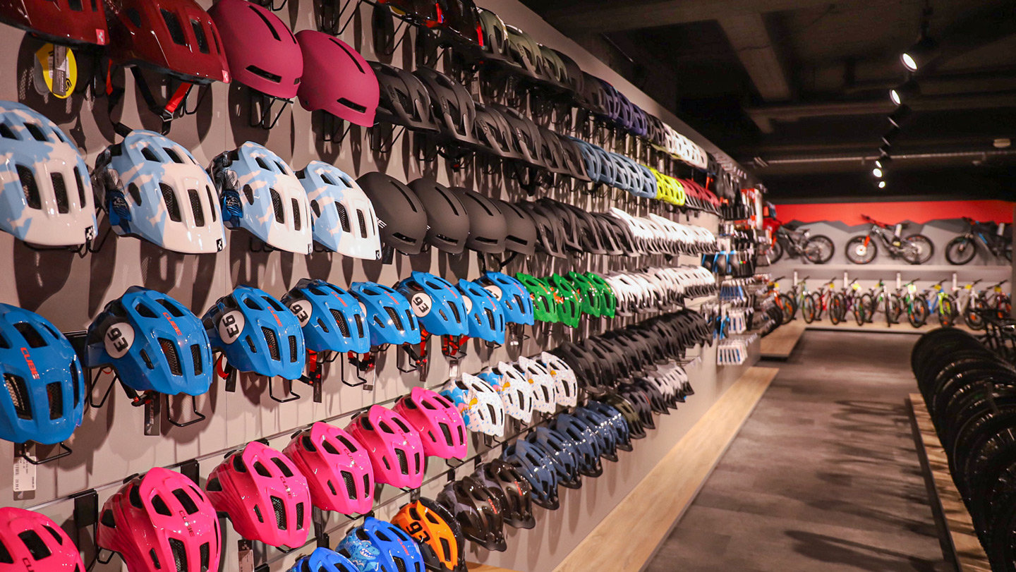 Helmsortiment im Cube Store Düsseldorf powered by Lucky Bike