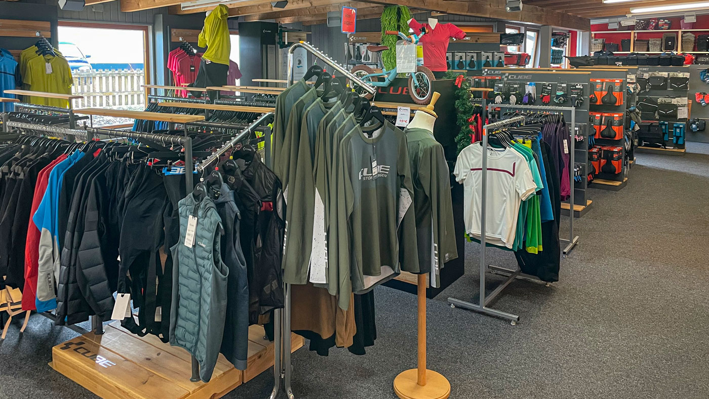 Bekleidungssortiment im Cube Store Memmingen powered by Lucky Bike