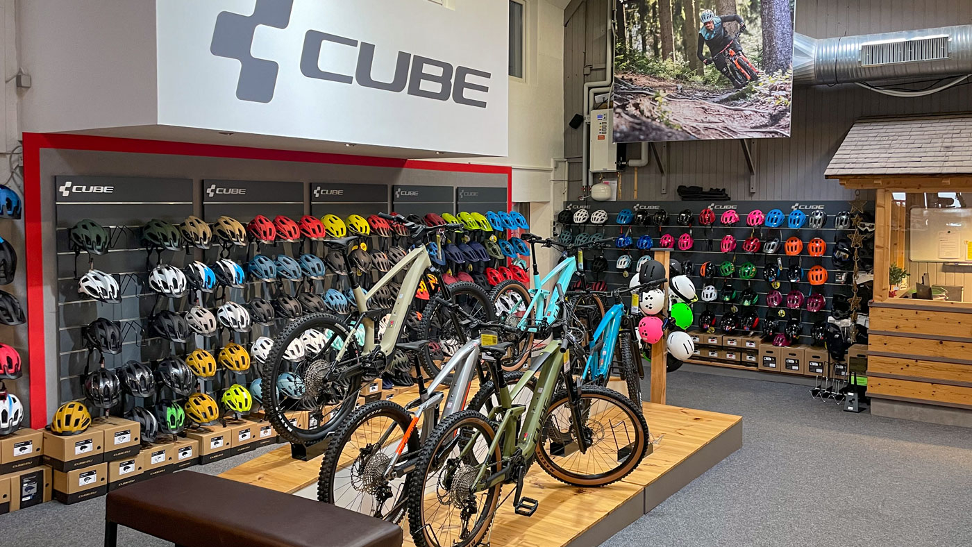 Helmsortiment im Cube Store Memmingen powered by Lucky Bike