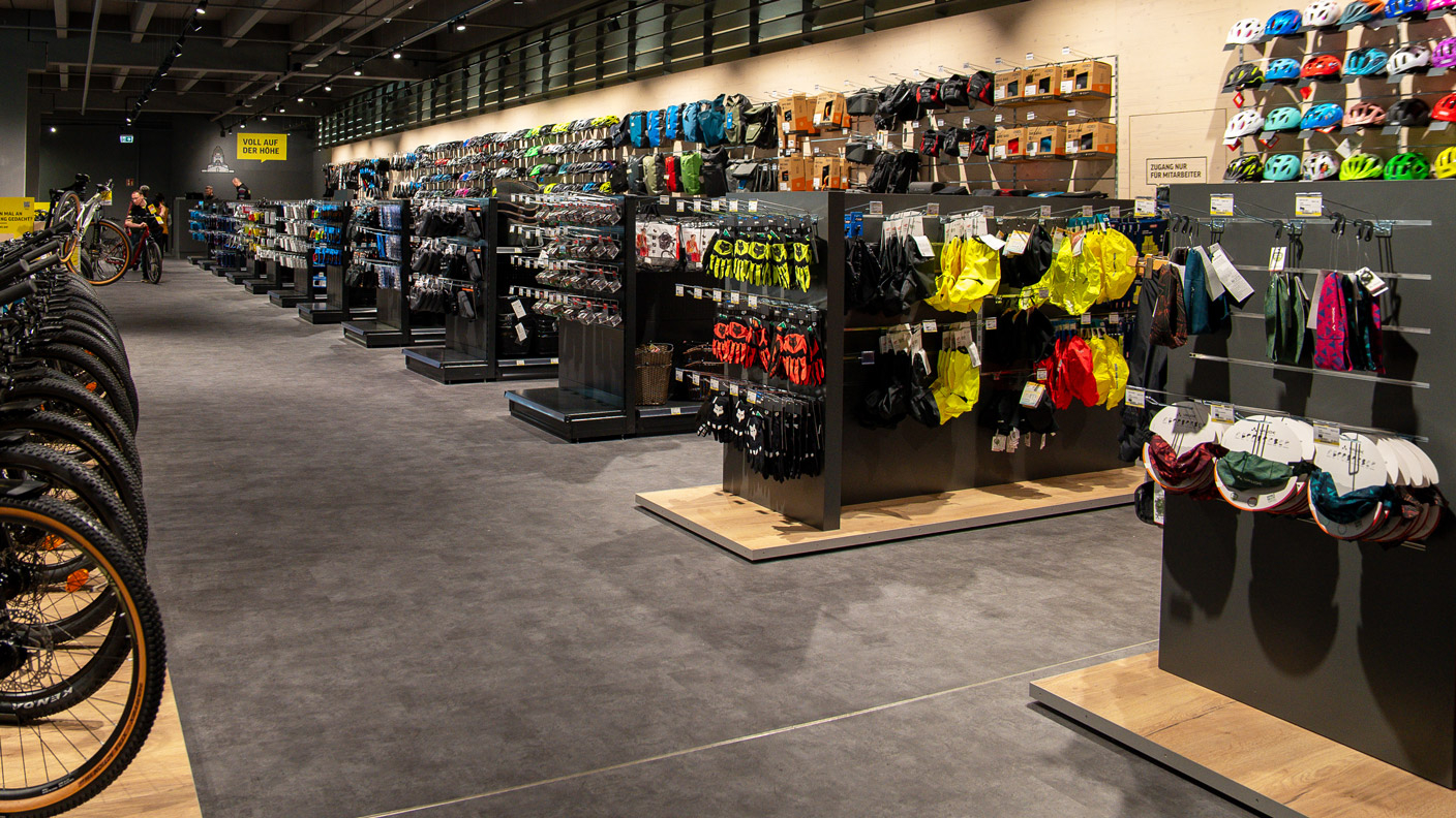 Bekleidungsabteilung in der Lucky Bike Filiale Leipzig Alte Messe