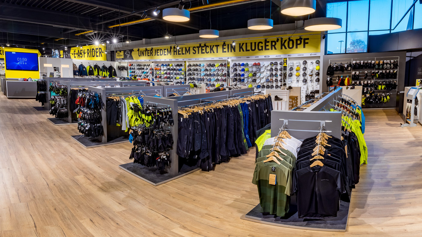 Bekleidungssortiment in der Lucky Bike Filiale Dortmund