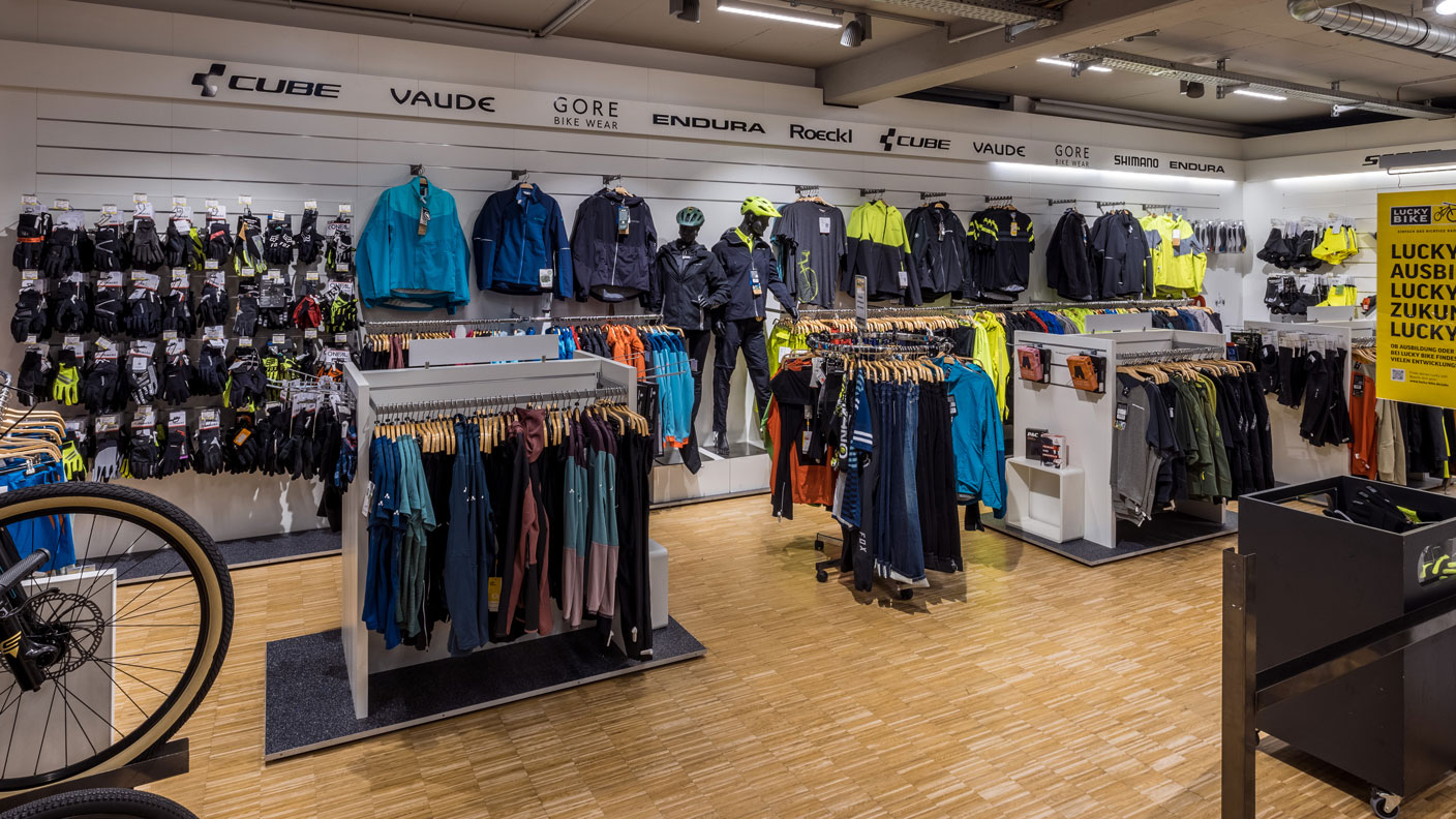 Bekleidungssortiment in der Lucky Bike Filiale Düsseldorf