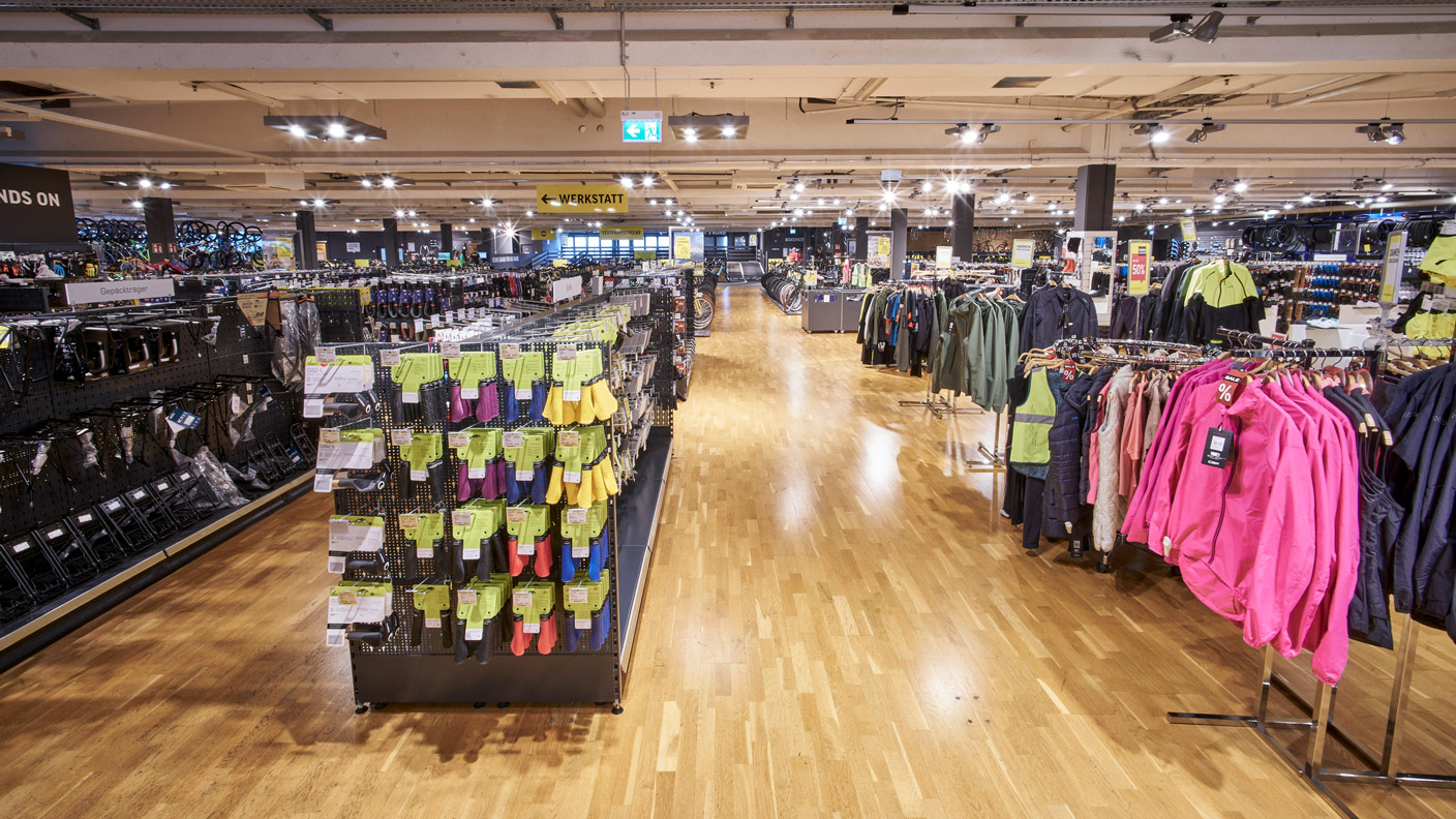 Bekleidungssortiment der Lucky Bike Filiale München West Pasing