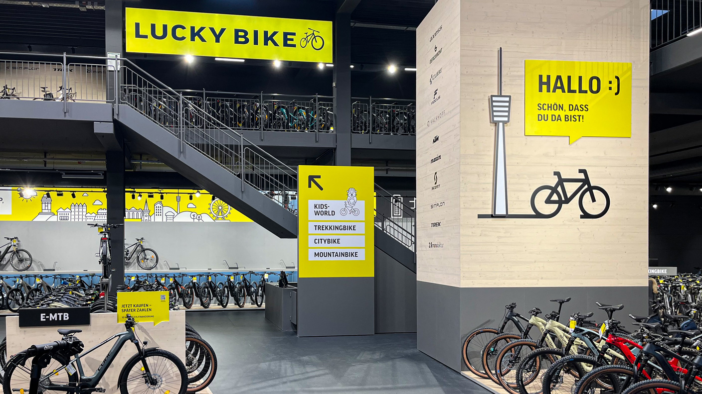 Innenansicht mit zwei Etagen der Lucky Bike Filiale Stuttgart