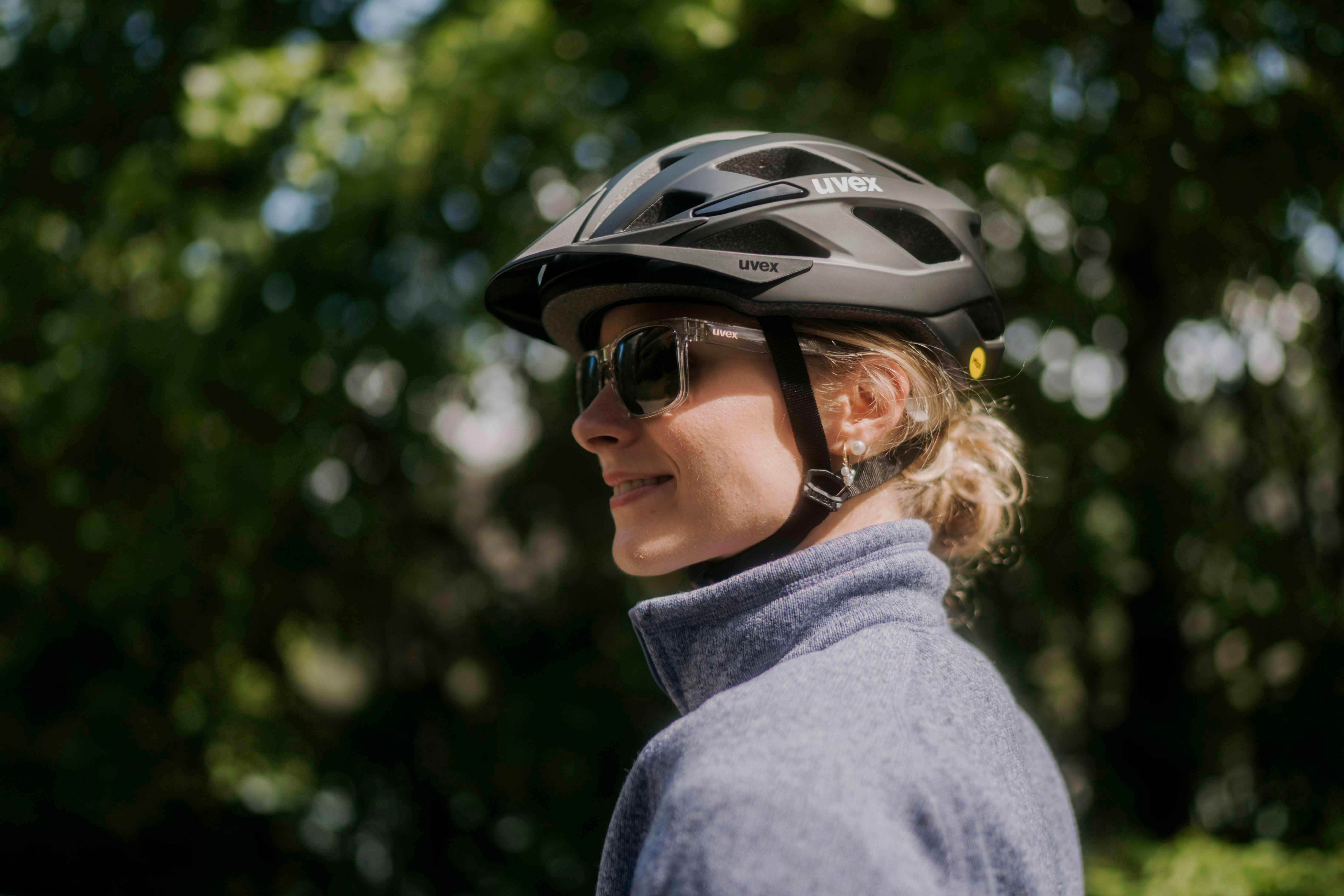 Radbrille und Helm von Uvex werden von einer Person getragen