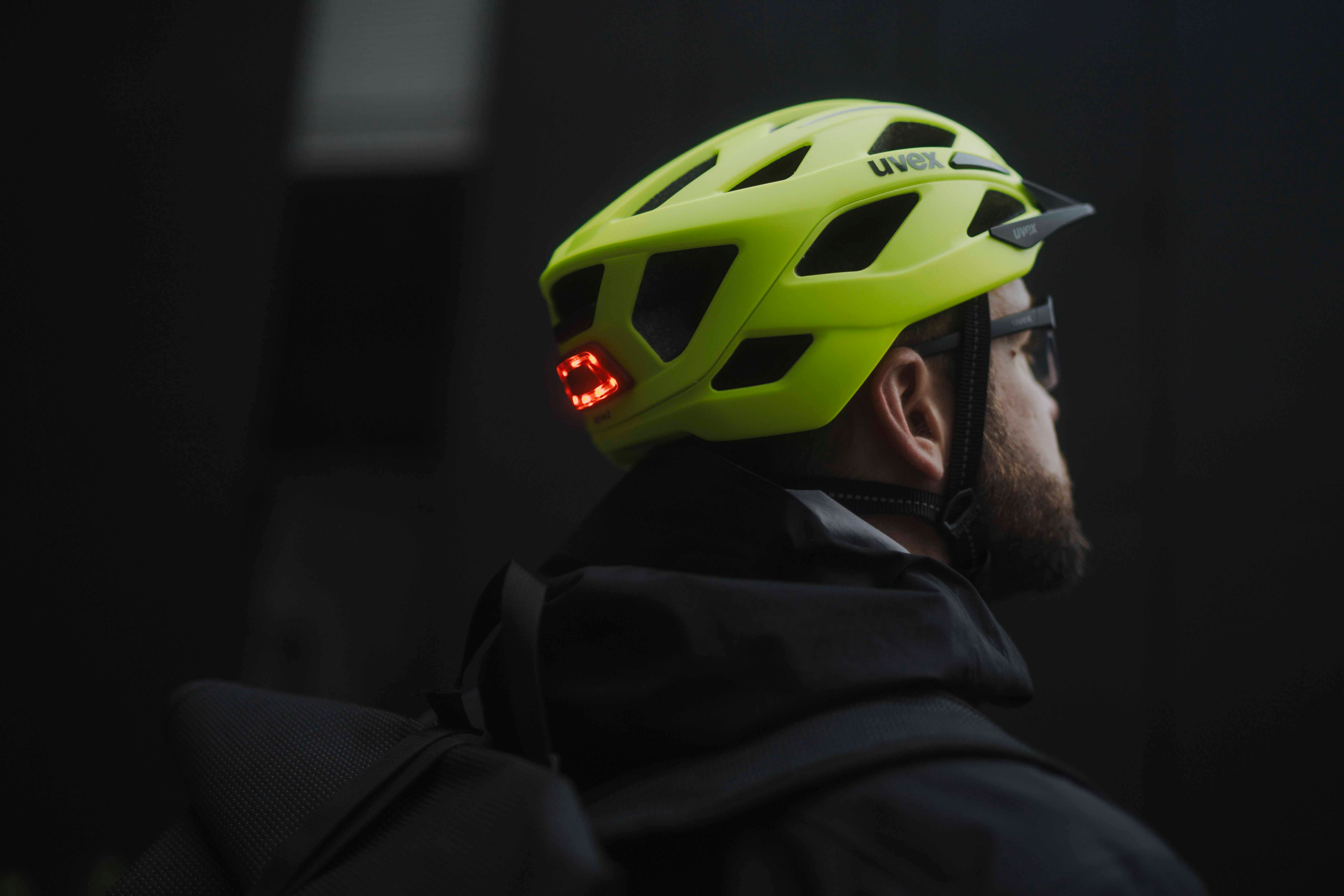 Beleuchtung an einem Helm von Uvex um beim Radfahren besser gesehen zu werden.