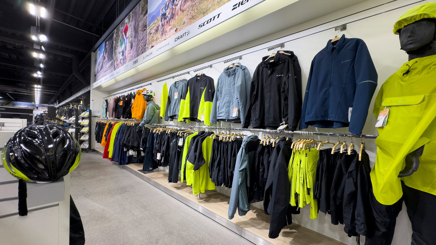 Bekleidungssortiment in der Lucky Bike Filiale Würzburg