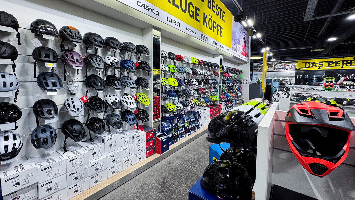 Helmsortiment in der Lucky Bike Filiale Würzburg