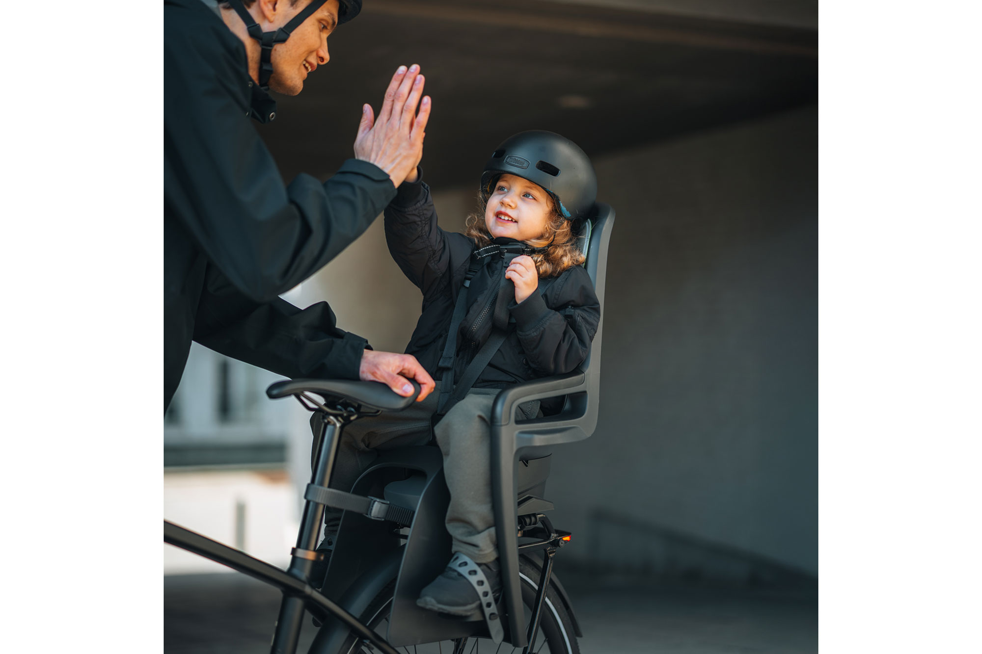 Thule RideAlong II Kindersitz Gepäckträger dark grey