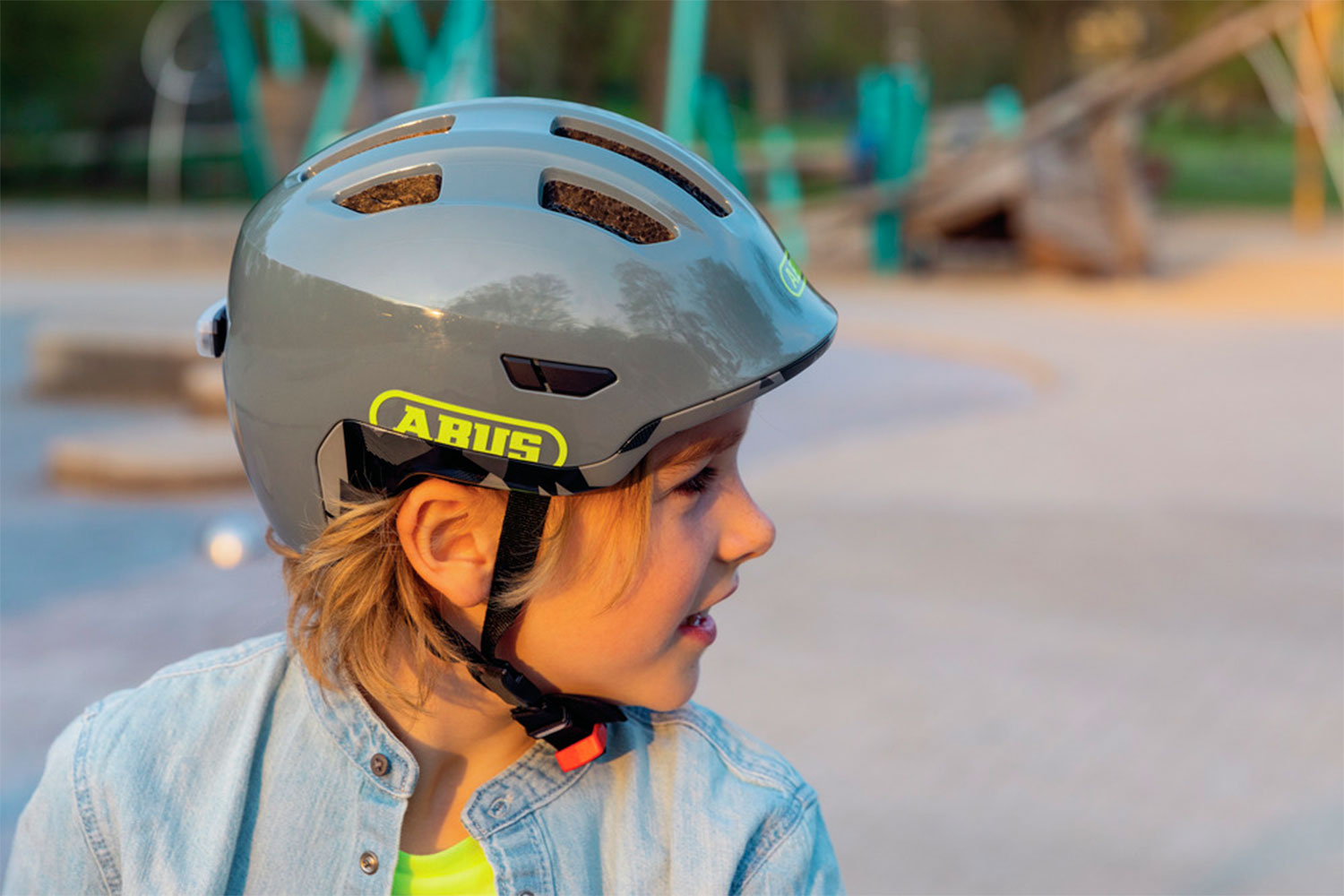 Abus Smiley 3.0 ACE LED Helm 45-50 cm | shiny grey