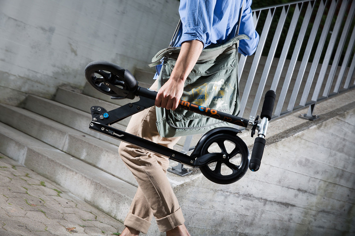 Micro Black/White Scooter schwarz
