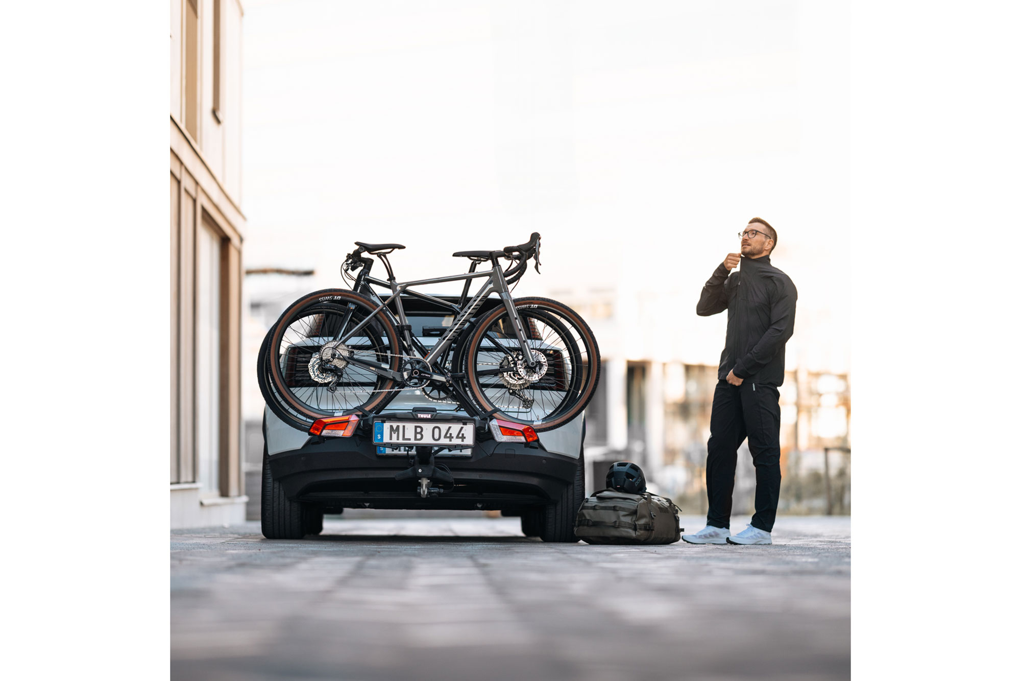 Elegantes Thule Fahrradschutzhulle Fur 2 E Bike Hecktrager Ebenbild