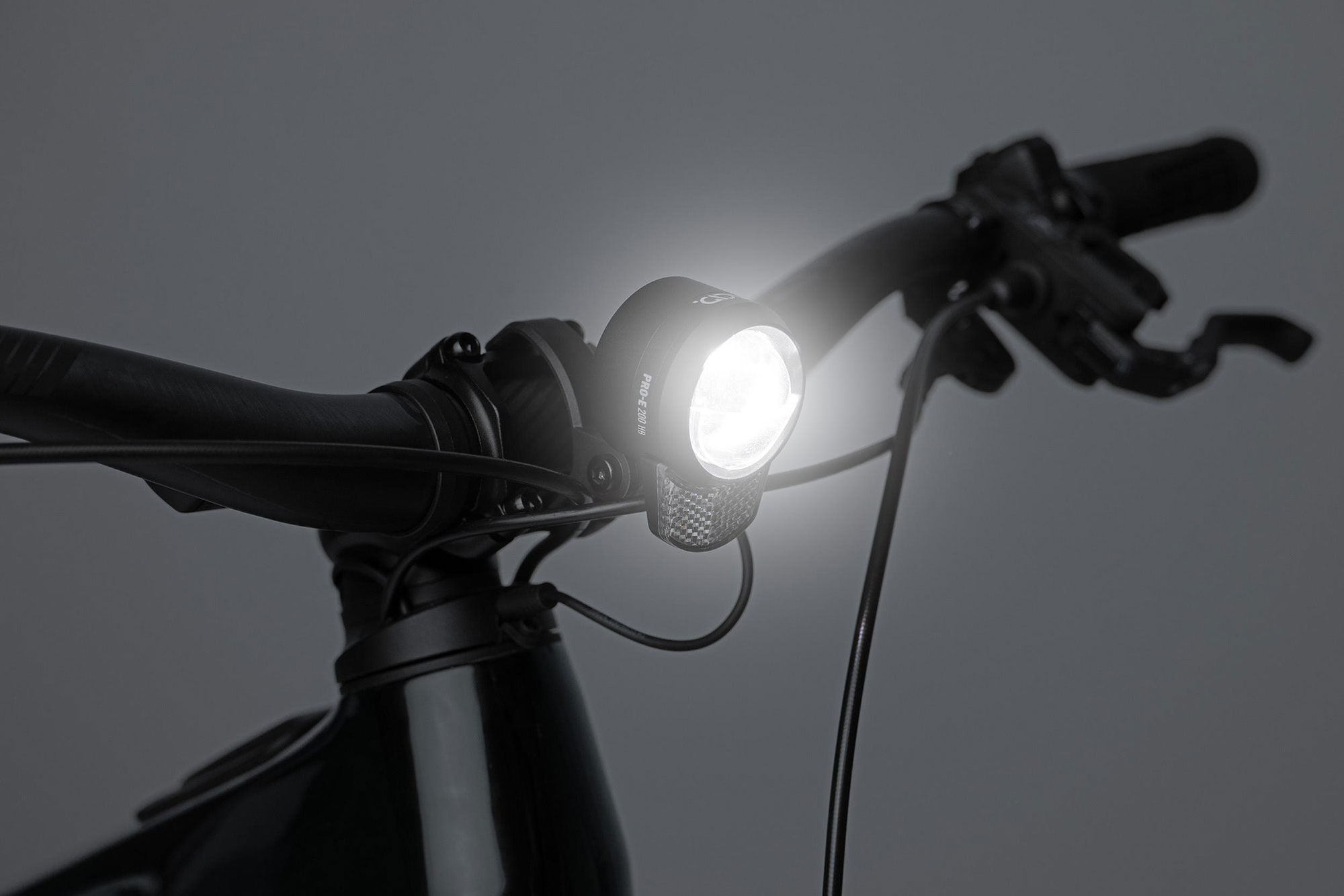 Acid Pro-E Frontlicht X-Connect 200 Lux mit Fernlicht black