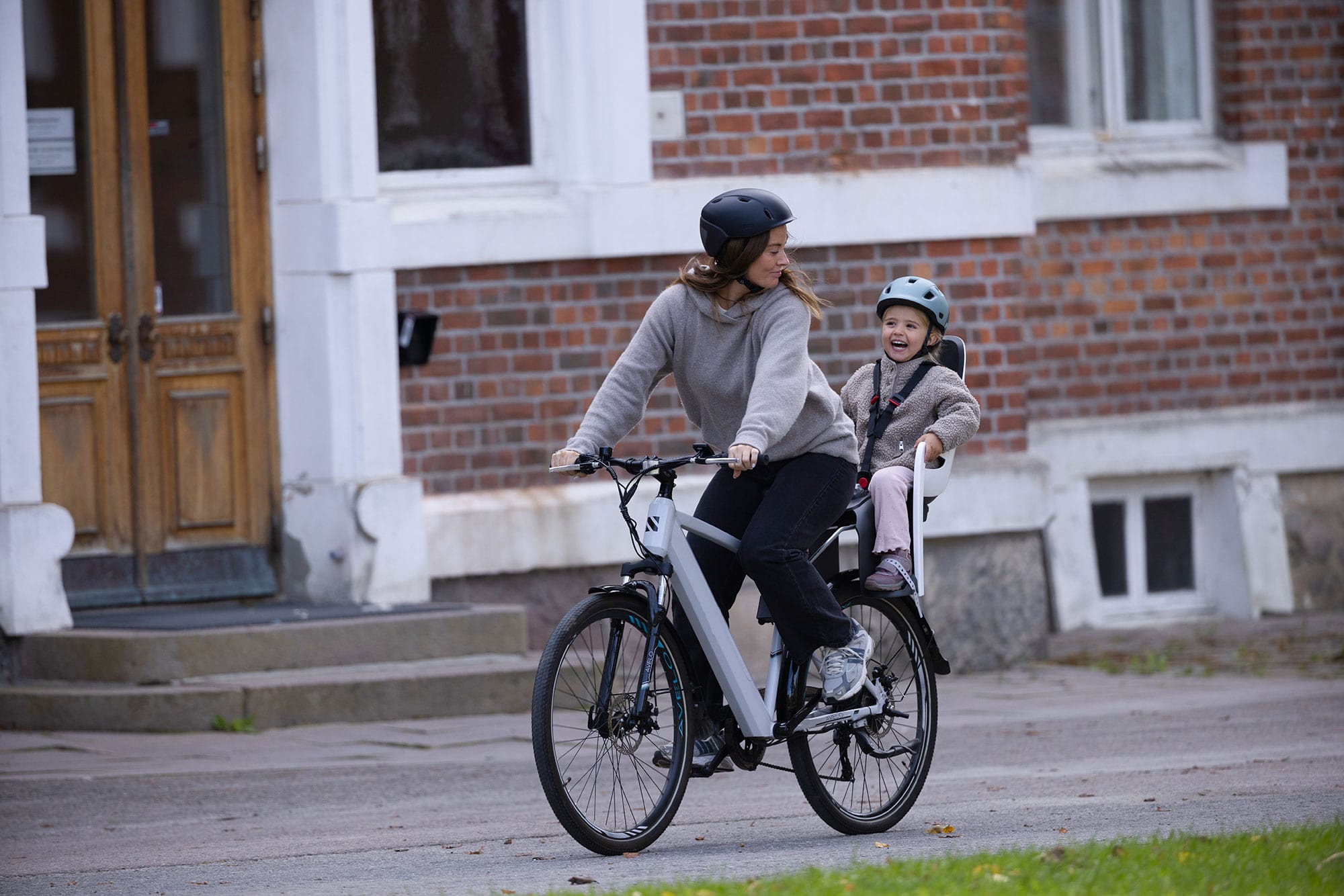 Hamax Caress Kindersitz für Rahmen grau rot